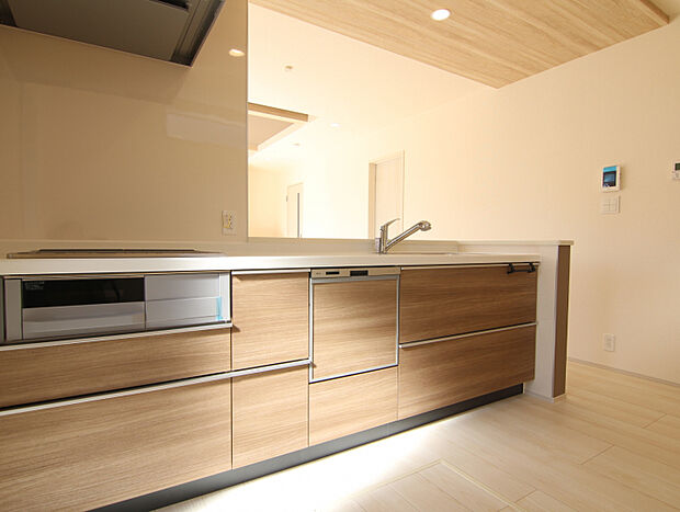 【1号棟】 ◎ 収納力も備えたシステムキッチンで家事が快適に進みます!◎