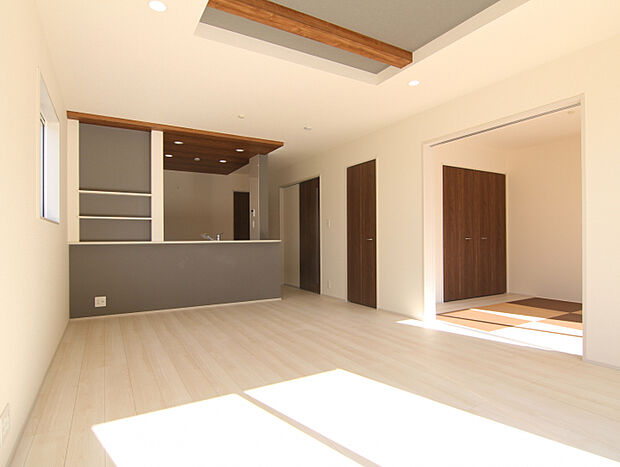 【1号棟】　◎約18帖のLDKは、家具・家電を置いてもゆとりを感じられます！◎