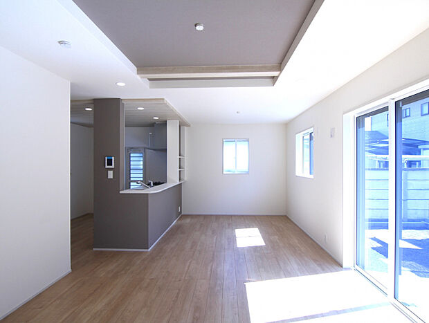 【1号棟】　◎約18帖のLDKには大きな窓から陽光がタップリさしこみます！◎