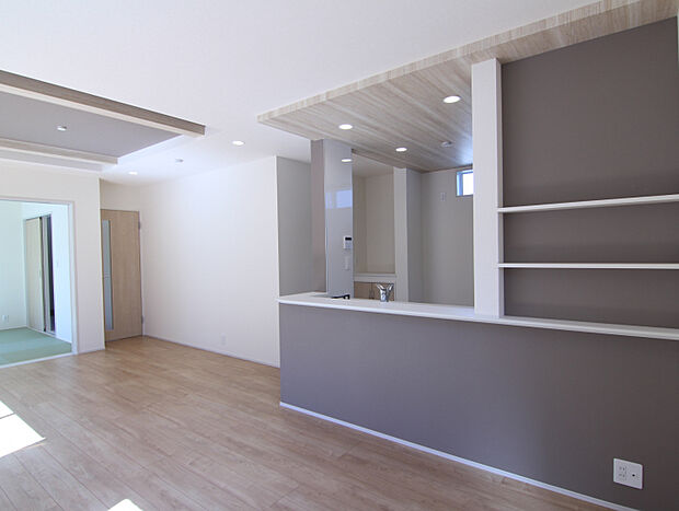 【1号棟】　◎グレーのアクセントクロスや木目調の天井が素敵なキッチンです！◎