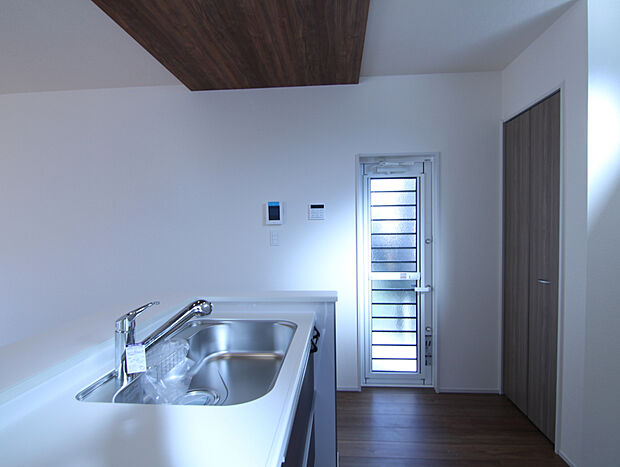 【【1号棟】】◎キッチン横には勝手口があり、採光や通風もUPします!◎