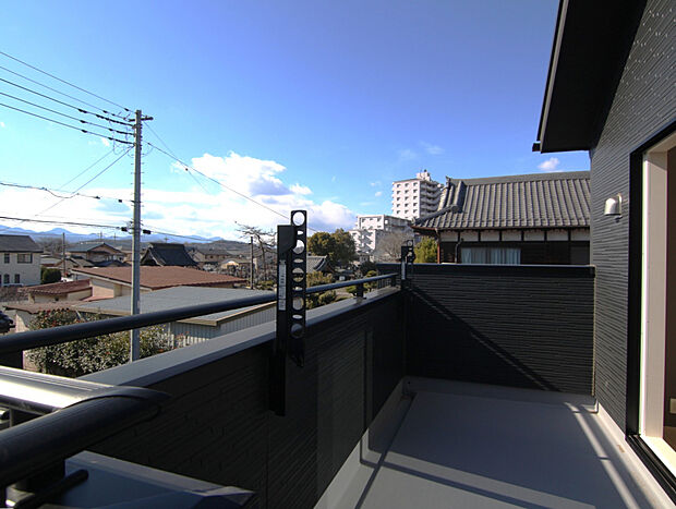 【【1号棟】】◎バルコニーには物干金物を備え、洗濯にも便利です！◎