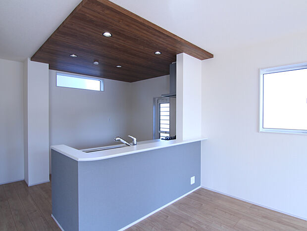 【【1号棟】】◎天井のデザインが空間に区切りをつくり、LDKにメリハリを生んでいます!◎