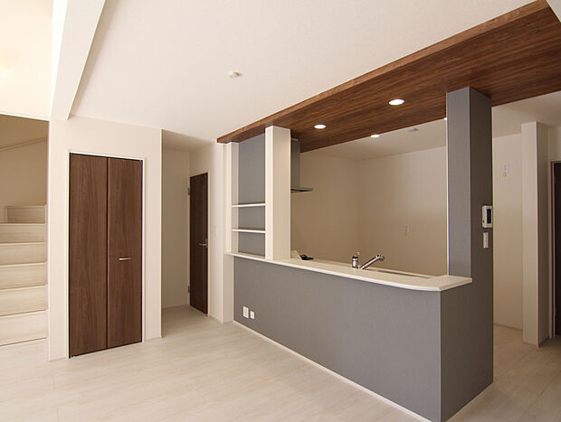 【【1号棟】】◎キッチンはグレーのアクセントクロスが映える、落ち着いた空間です！◎