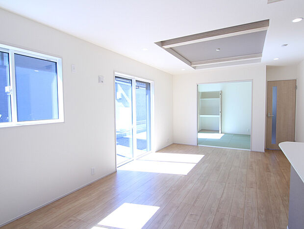 【【1号棟】】◎リビングには段差により開放感をプラスした折上天井があります！◎