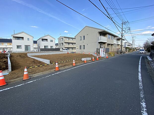 【区画NO6とNO7　前面道路】
お子様も無理なく通える小学校は徒歩10分の近さです。