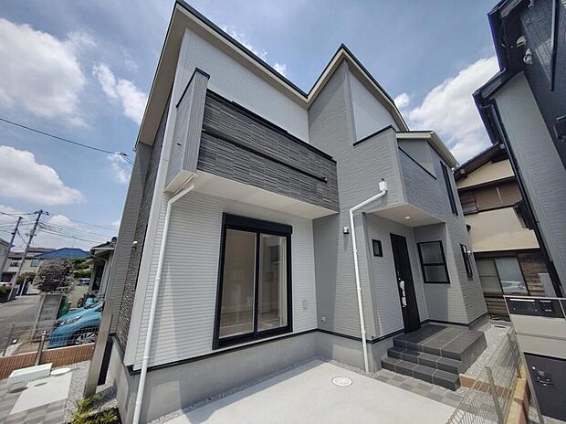 周辺は穏やかな住環境。街並みに調和する、落ち着いた佇まいの外観です。