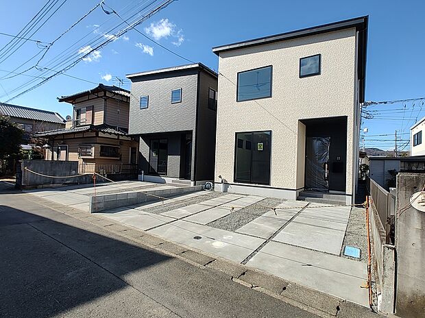 全体外観
実際に現地で感じる、写真では伝えきれない開放感と品のある外観。永く愛される住まいを目指しました。