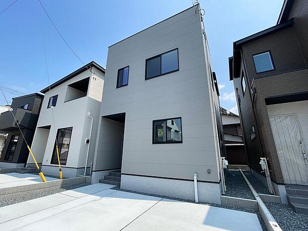 C棟
やさしい雰囲気の外観が、住まう人の暮らしをそっと包み込む。シンプルながらも丁寧にデザインされた佇まいが、毎日の生活に心地よさと安心感を与えてくれます。