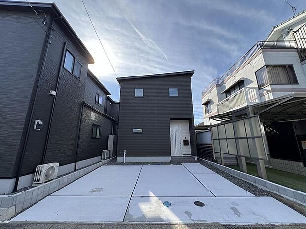 現地外観 C棟
シンプルで落ち着いた外観が、家族の毎日を明るく彩ります。街並みに自然となじみながら、安心して暮らせる住環境を大切にした住まいです。