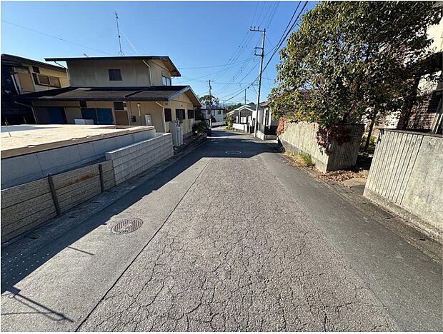 【前面道路含む現地写真】
周辺交通量が少なめの緑豊かで閑静な住宅地。お子様も安心してのびのび過ごせます。