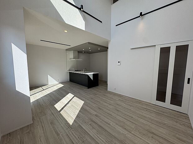 17帖×吹抜け設計で開放感ある空間。家族との時間が自然と増えます。