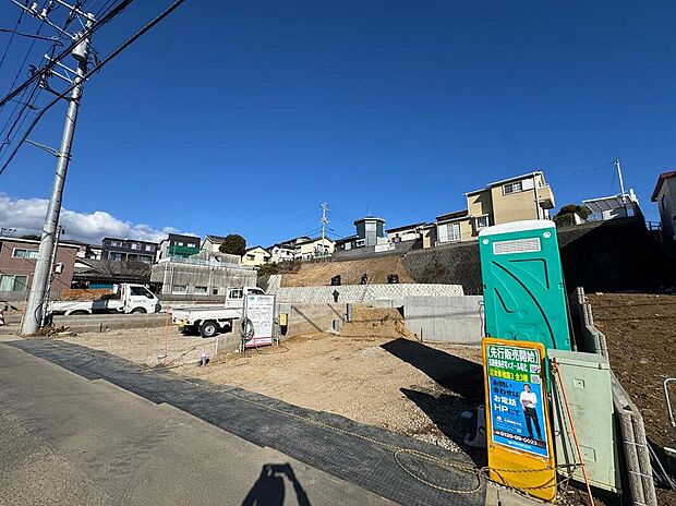 基礎
〇急な来客や自転車の駐輪スペースにも!安心の広々カースペース
2台分ございますので、家族分の自転車を駐輪したり、急な来客用の駐車スペースとしてもお使いいただけます。