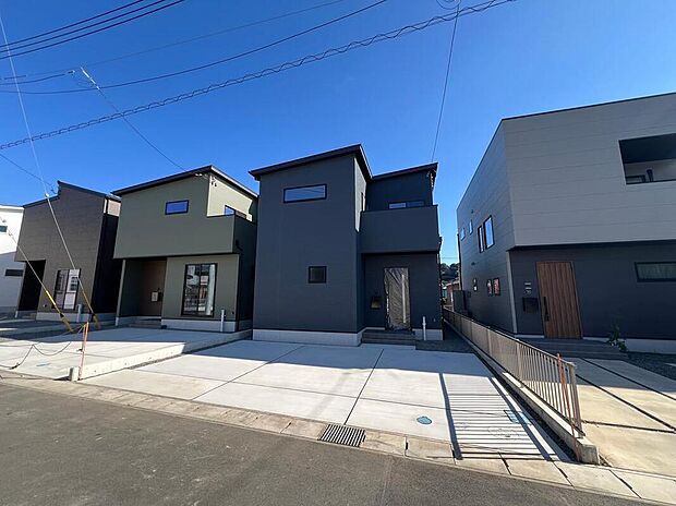 裾野稲荷エリアに、長期優良住宅仕様の新築分譲住宅が誕生。耐震性・省エネ性・維持管理性に配慮した設計で、家族が安心して快適に、長く暮らせる住まいです。