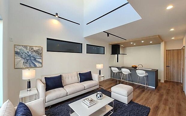 【A棟 リビング 16帖】吹き抜けからたっぷりの光が差し込む、明るく開放的な16帖のリビング。家族の様子を見渡せるカウンターキッチンで、会話の弾む暮らしを。※実際の写真とCGを合成したものです