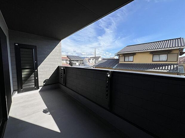 【バルコニー】明るい日差しが差し込むバルコニーは、毎日の洗濯も快適。暮らしの中に自然と心地よさを取り入れられるスペースです。