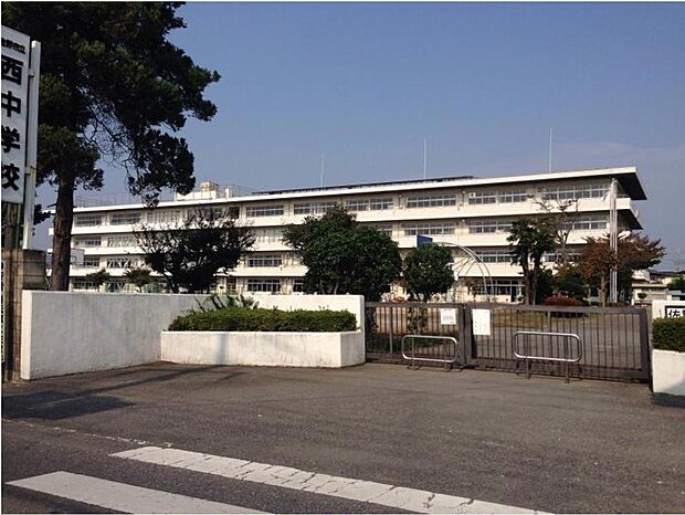 裾野市立西中学校(約870m)