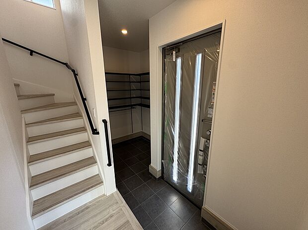 【玄関ホール】明るく使いやすい玄関スペース。来客時も印象よく迎えられるゆとり設計。