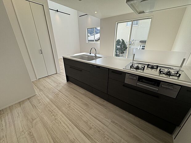 【キッチン】対面式キッチン　ビルトイン食洗機・床下収納付で、家事をもっと効率よく。