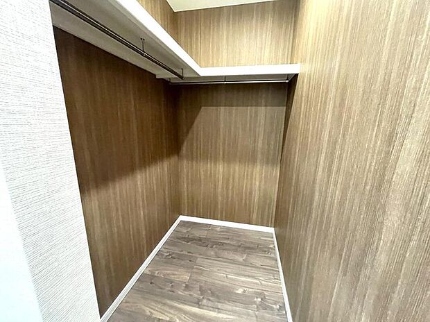 【収納】収納力抜群のファミリークローゼットで、家族の衣類や日用品をまとめて管理。暮らしやすさを支える便利な空間です。