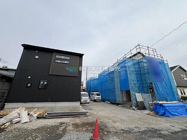 【現地外観写真【上棟】】収納力抜群!見栄え良く、お手入れもスムーズにできるシステムキッチン付き。床下収納もあり、空いたスペースを有効活用できます。