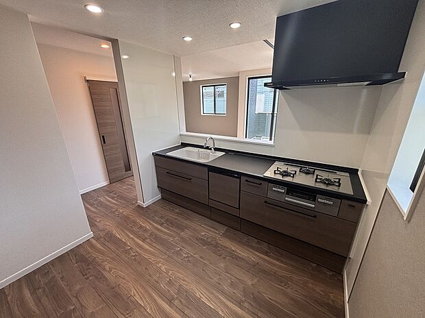 【対面式キッチン】家族と会話を楽しめる対面式キッチンに、食洗機とガスコンロを搭載。調理から後片付けまでスムーズに行え、毎日の家事をしっかりサポートします。