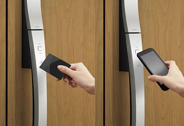 【玄関ドア/タッチキー】ドアのボタンを押してカードをかざすだけで解錠できる、便利なタッチキー。お手持ちの携帯電話(おサイフケータイ対応機種)、電子マネー・楽天Edyに対応したカードなら玄関のカギとしてご利用いただけます。