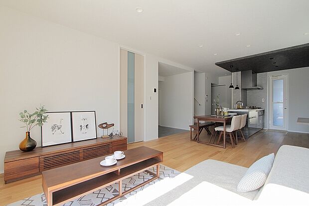 【No.5　Model House 】
見通しの良いLDKは、視線が抜け、広々と開放的。家族の様子が見守りやすく、自然とコミュニケーションが生まれる間取りです。