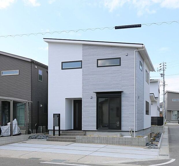 No.13　外観
光を纏うホワイトの質感。モダンな造形美が日常を特別に変える。