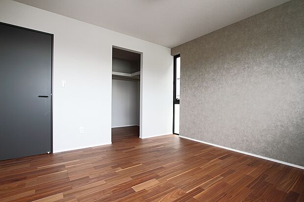 【NO.12 主寝室(床材)】ウォールナットの突板床材は、高級感と温かみを兼ね備え、落ち着いた雰囲気を演出します。耐久性に優れ、傷がつきにくく、長期間美しい状態を保ちます。