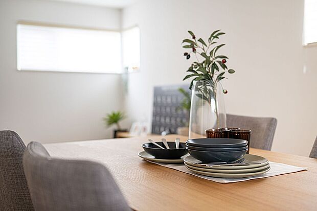 【ダイニング】洋室を1階に設けているので、帰宅後すぐに荷物を置いたり着替えができます。外出時の身支度も1階で完結。リビングやダイニングは寛ぎのスペースとして家族が集う憩いの場所となります。