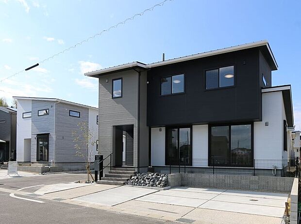 【No.9　外観】空に映えるモノトーンの調和。洗練された佇まいが、住む誇りに。