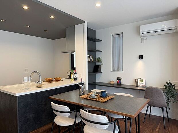 【No.1　ダイニングキッチン】折り下げ天井が彩る、カフェのようなダイニングキッチン。会話が弾む開放空間。