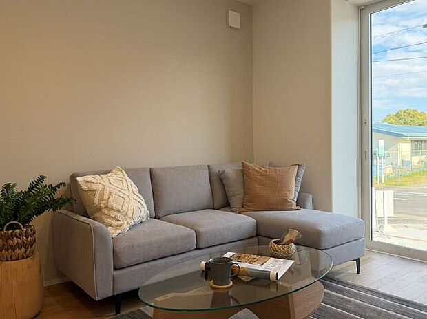 【No.13　リビング】日常を忘れる開放的なリビング。柔らかな光に包まれて上質な休息。