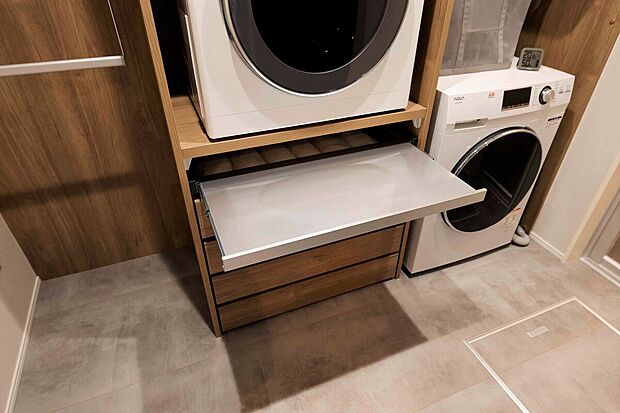 【当社施工例　ランドリー】《お泊りハウス・名古屋守山展示場》　乾燥機から衣類を出したらそのまま、たたんで収納。