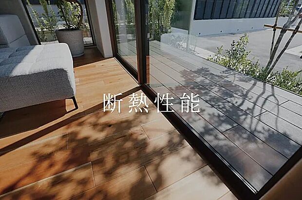 【断熱等級5 ZEH基準】高い断熱性能で光熱費を抑え、一年中快適な暮らしを実現。家計にも環境にも優しい、ZEH基準の分譲住宅です。