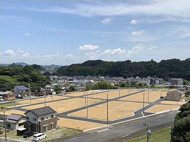 <現地 全景>
平坦な土地に全51区画の新しい街が誕生します!
分譲地ならではの整った街並みや安全な環境で夢のマイホームを実現しませんか?♪