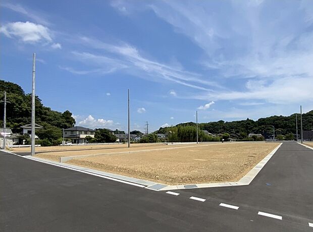 <現地 38号地>
陽当たり良好で開放感のある角地や、敷地面積73坪越えの広々区画などからお選びいただけます!