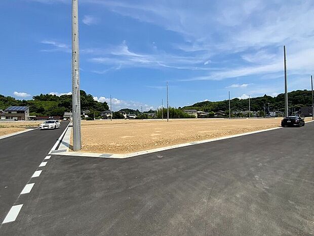 【現地 27号地】前面道路広々で、駐車もラクラク♪きれいに舗装された道路でベビーカーや自転車の走行も安心です!