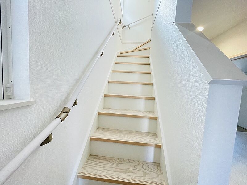 【1号棟】安心・安全の手すり付きの階段