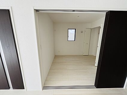 【３号棟】リビング横の４．５洋室はキッズルームとしても◎