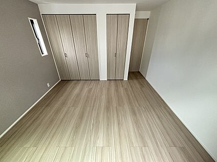 主寝室はダブルクローゼット