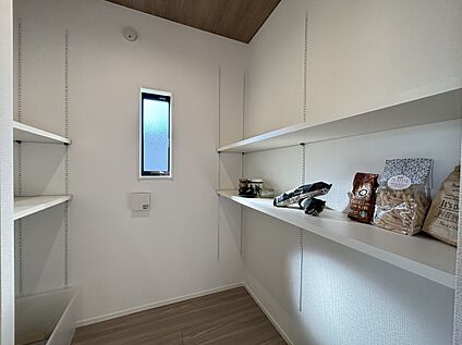 食料品や消耗品のストックに便利なパントリー