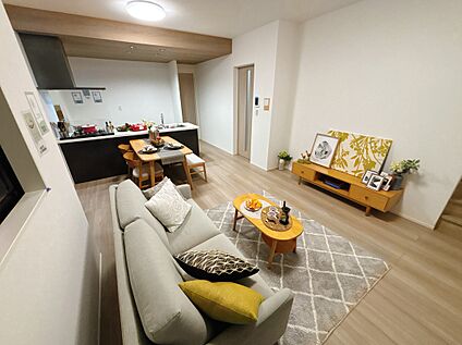 リビングは床暖房完備で足元からポカポカ