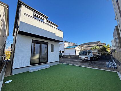 【C号棟】お子さまの水遊びやガーデニングが楽しめるお庭