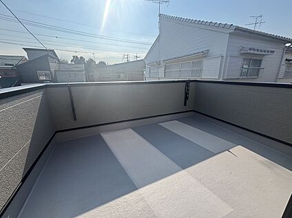 テーブルセットも置ける広さのバルコニー