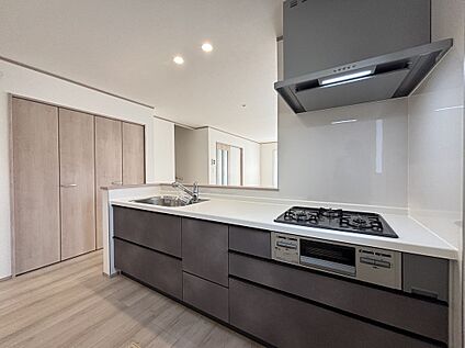 【1号棟】キッチン横には食料品のストックに便利な収納庫