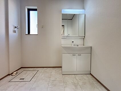 【1号棟】三面鏡タイプで身支度も収納