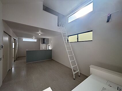 キッチン上部にはロフト