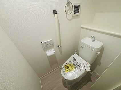 1・2階の2か所にトイレ完備。混み合う朝や来客時も安心の設計